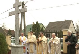 Új utcai kettős kereszttel gazdagodott a Debrecen-Csapókerti Görögkatolikus Egyházközség temploma