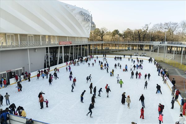 Műjégpálya nyílt a debreceni Nagyerdőn