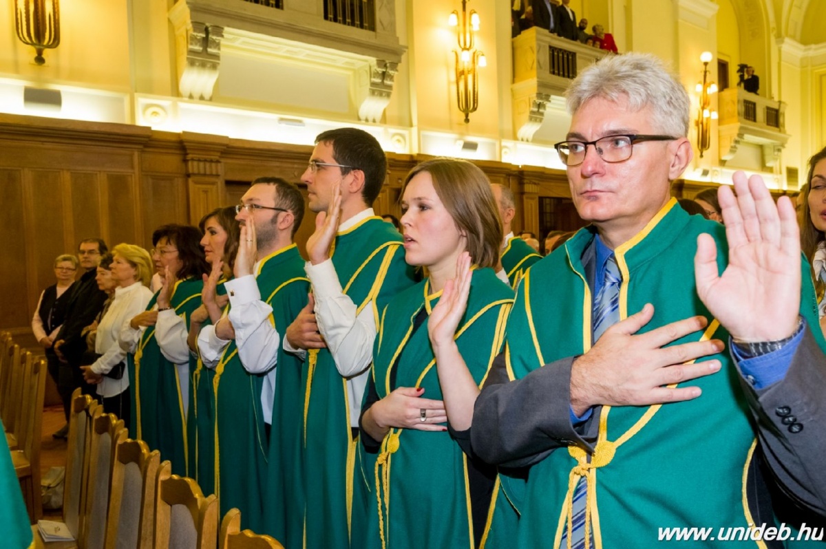 Frissen avatott doktorok a Debreceni Egyetemen - névsorral