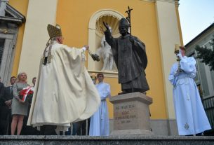Pápa szobor Debrecenben