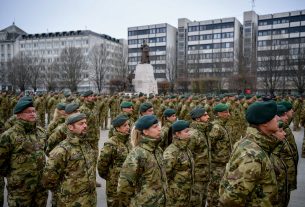 Debrecenben köszöntötték a Koszovóból hazaérkezõ békefe