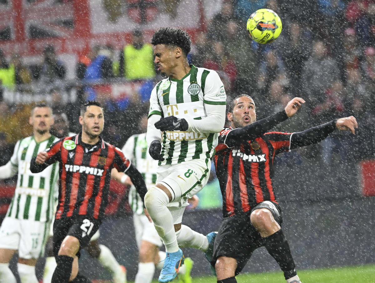 A ferencvárosi Ryan Mmaee (j2), valamint a kispesti Bőle Lukács (j3) és Nenad Lukic (j) a labdarúgó OTP Bank Liga 28. fordulójában játszott Budapest Honvéd - Ferencvárosi TC mérkőzésen a Bozsik Arénában 2022. április 16-án. Budapest Honvéd - Ferencvárosi TC 1-2. MTI/Kovács Tamás