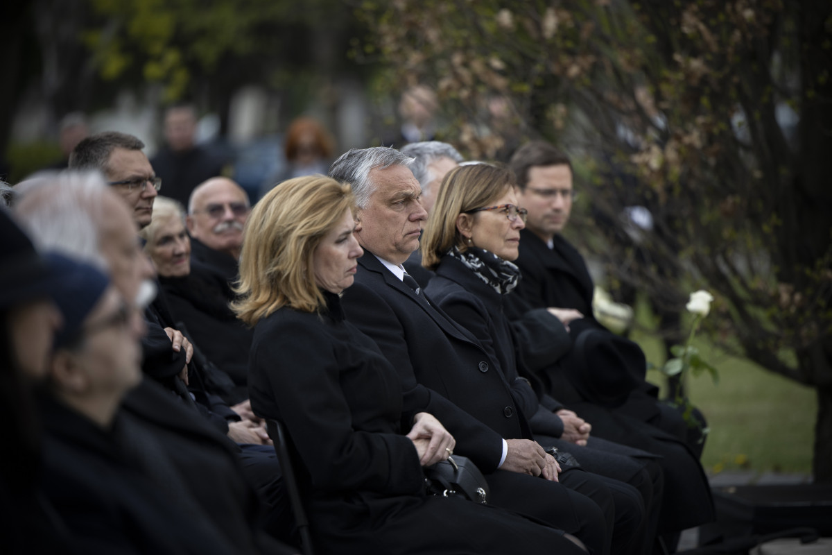 A Miniszterelnöki Sajtóiroda által közreadott képen Orbán Viktor miniszterelnök (j3) és felesége, Lévai Anikó (j2), mellettük Herczegh Anita, Áder János köztársasági elnök felesége (j4), Gulyás Gergely, a Miniszterelnökséget vezető miniszter (j), Kövér László, az Országgyűlés elnöke (takarásban), mögöttük Rétvári Bence, az Emberi Erőforrások Minisztériumának parlamenti államtitkára (b3) Antall Józsefné Fülepp Klára, Antall József egykori miniszterelnök özvegyének, az Antall József Tudásközpont alapítójának temetésén a Fiumei Úti Sírkert Nemzeti Emlékhelyén, Antall József síremlékénél 2022. április 19-én. MTI/Miniszterelnöki Sajtóiroda/Fischer Zoltán