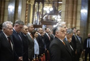 A Miniszterelnöki Sajtóiroda által közreadott képen Orbán Viktor miniszterelnök (első sor, b), Semjén Zsolt nemzetpolitikáért felelős miniszterelnök-helyettes (b2), Kövér László házelnök (b3), a második sorban Jakab István, a Fidesz-KDNP parlamenti képviselői az országgyűlési választáson listás mandátumot szerzett képviselők megbízólevelének ünnepélyes átadásán az Országház kupolacsarnokában 2022. április 20-án. MTI/Miniszterelnöki Sajtóiroda/Fischer Zoltán