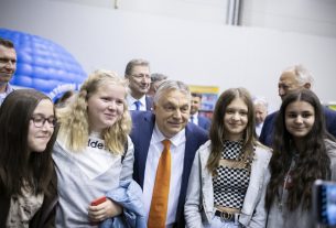 A Miniszterelnöki Sajtóiroda által közreadott képen Orbán Viktor miniszterelnök beszédet mond a Magyar Kereskedelmi és Iparkamara és a Nemzeti Agrárgazdasági Kamara XV. Szakma Sztár Fesztiváljának megnyitóján a budapesti Hungexpón 2022. április 25-én. A Szakma Sztár Fesztiválon rendezik meg a Szakma Kiváló Tanulója Verseny és az Országos Szakmai Tanulmányi Verseny döntőjét, amelyen 86 szakmában több mint 200 tanuló versenyez. Emellett szakmai és szórakoztató programok várják az érdeklődőket április 25-27. között. MTI/Miniszterelnöki Sajtóiroda/Benko Vivien Cher