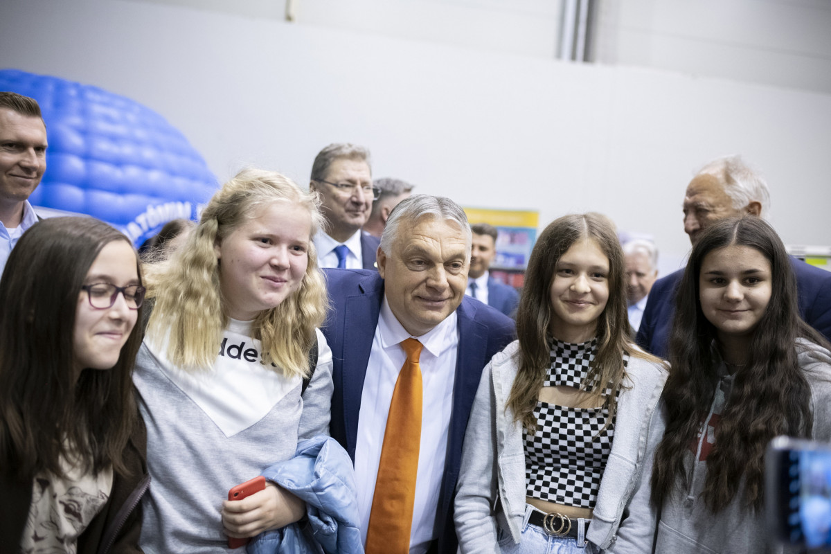 A Miniszterelnöki Sajtóiroda által közreadott képen Orbán Viktor miniszterelnök beszédet mond a Magyar Kereskedelmi és Iparkamara és a Nemzeti Agrárgazdasági Kamara XV. Szakma Sztár Fesztiváljának megnyitóján a budapesti Hungexpón 2022. április 25-én. A Szakma Sztár Fesztiválon rendezik meg a Szakma Kiváló Tanulója Verseny és az Országos Szakmai Tanulmányi Verseny döntőjét, amelyen 86 szakmában több mint 200 tanuló versenyez. Emellett szakmai és szórakoztató programok várják az érdeklődőket április 25-27. között. MTI/Miniszterelnöki Sajtóiroda/Benko Vivien Cher