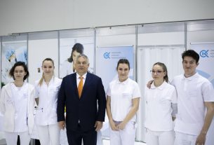 A Miniszterelnöki Sajtóiroda által közreadott képen Orbán Viktor miniszterelnök beszédet mond a Magyar Kereskedelmi és Iparkamara és a Nemzeti Agrárgazdasági Kamara XV. Szakma Sztár Fesztiváljának megnyitóján a budapesti Hungexpón 2022. április 25-én. A Szakma Sztár Fesztiválon rendezik meg a Szakma Kiváló Tanulója Verseny és az Országos Szakmai Tanulmányi Verseny döntőjét, amelyen 86 szakmában több mint 200 tanuló versenyez. Emellett szakmai és szórakoztató programok várják az érdeklődőket április 25-27. között. MTI/Miniszterelnöki Sajtóiroda/Benko Vivien Cher