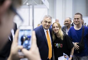 A Miniszterelnöki Sajtóiroda által közreadott képen Orbán Viktor miniszterelnök beszédet mond a Magyar Kereskedelmi és Iparkamara és a Nemzeti Agrárgazdasági Kamara XV. Szakma Sztár Fesztiváljának megnyitóján a budapesti Hungexpón 2022. április 25-én. A Szakma Sztár Fesztiválon rendezik meg a Szakma Kiváló Tanulója Verseny és az Országos Szakmai Tanulmányi Verseny döntőjét, amelyen 86 szakmában több mint 200 tanuló versenyez. Emellett szakmai és szórakoztató programok várják az érdeklődőket április 25-27. között. MTI/Miniszterelnöki Sajtóiroda/Benko Vivien Cher