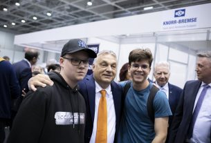 A Miniszterelnöki Sajtóiroda által közreadott képen Orbán Viktor miniszterelnök beszédet mond a Magyar Kereskedelmi és Iparkamara és a Nemzeti Agrárgazdasági Kamara XV. Szakma Sztár Fesztiváljának megnyitóján a budapesti Hungexpón 2022. április 25-én. A Szakma Sztár Fesztiválon rendezik meg a Szakma Kiváló Tanulója Verseny és az Országos Szakmai Tanulmányi Verseny döntőjét, amelyen 86 szakmában több mint 200 tanuló versenyez. Emellett szakmai és szórakoztató programok várják az érdeklődőket április 25-27. között. MTI/Miniszterelnöki Sajtóiroda/Benko Vivien Cher