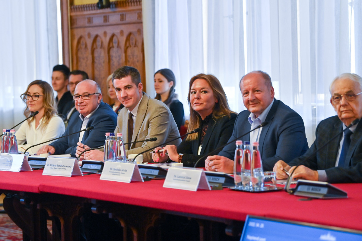 Kocsis Máté, a Fidesz (b3) és Simicskó István, a KDNP (j2) delegációvezetője, valamint Balla György (b2) és Vitályos Eszter, a Fidesz (j3), és Latorcai János, a KDNP (j) delegációjának tagja az Országgyűlés alakuló ülését előkészítő tárgyaláson a Parlamentben 2022. április 25-én. MTI/Illyés Tibor