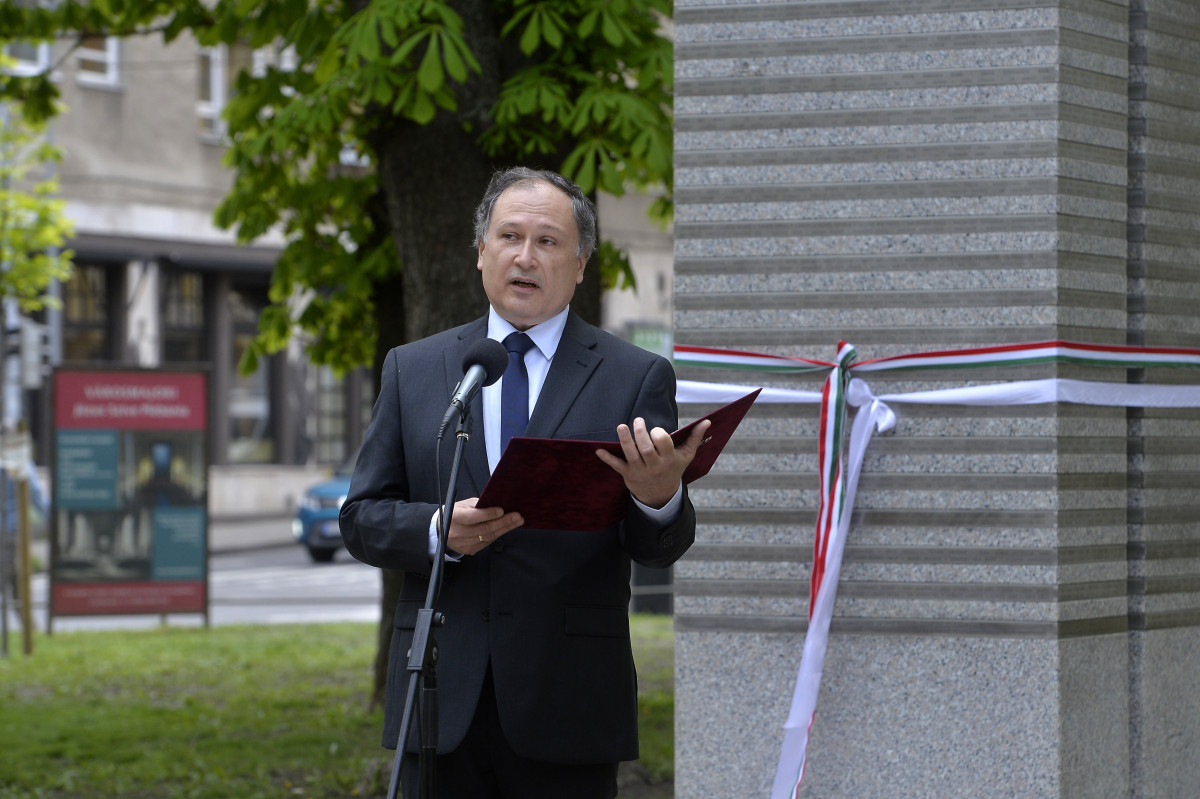 Horváth Zsolt, a Nemzeti Emlékezet Bizottság Hivatalának tudományos főigazgató-helyettese beszédet mond a második világháború XII. kerületi áldozatai emlékművének avatásán a Városmajori Jézus Szíve templom előtt 2022. április 28-án. MTI/Soós Lajos