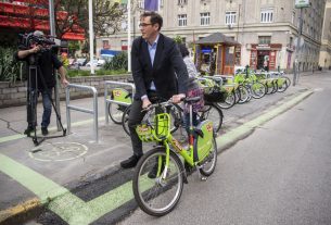 Karácsony Gergely főpolgármester kerékpárral érkezik a Práter utca és Szigony utca kereszteződésénél lévő Mol Bubi gyűjtőállomáson tartott sajtótájékoztatóra 2022. május 2-án. Újabb 900 kerékpárral és 75 gyűjtőállomással bővítik a Mol Bubi rendszert. Az első 350 kerékpár a idei év második félévében érkezik majd meg. MTI/Balogh Zoltán