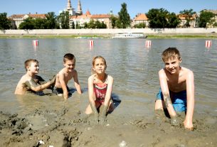 Fürdőző gyerekek a szegedi Laposon