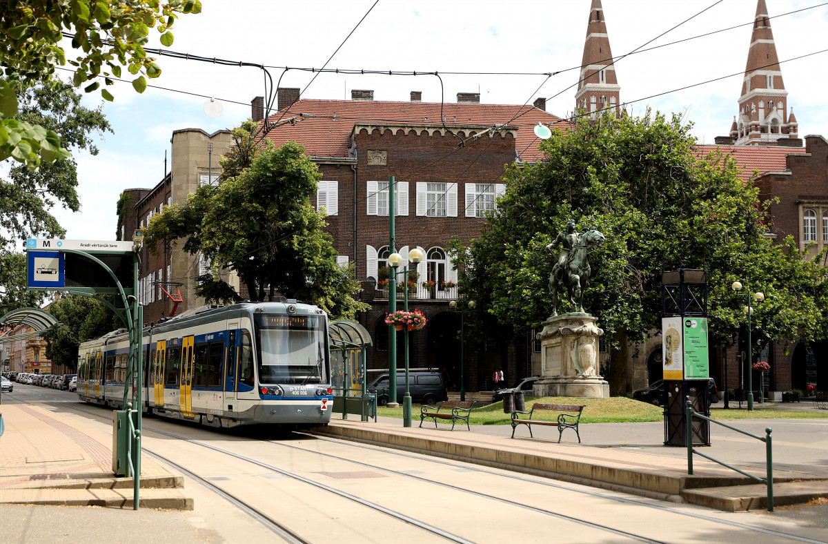 Tramtrain Szeged belvárosában.