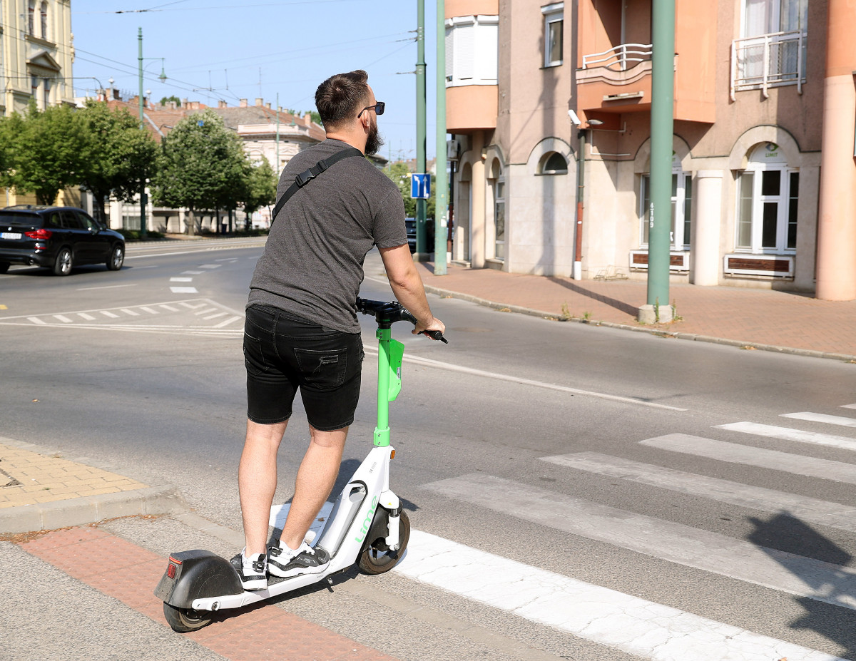 Szeged, elektromos roller, Lime. Fotó: Frank Yvette