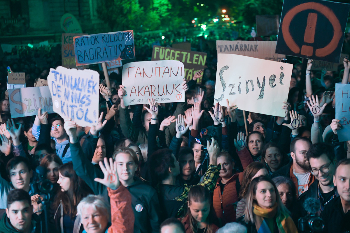 A pedagógusok melletti szolidaritási tüntetést tartottak Budapesten