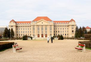 Debrecen, egyetem, központi épület, Egyetem tér