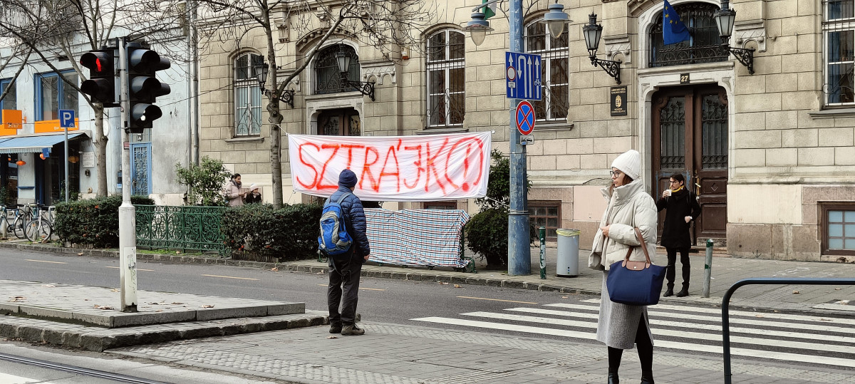 Tanàrsztràjkra figyelmeztető molinó Budapesten a Bartók Béla úton lévő Gàrdonyi Géza Àltalànos Iskola előtt Fotó: csis