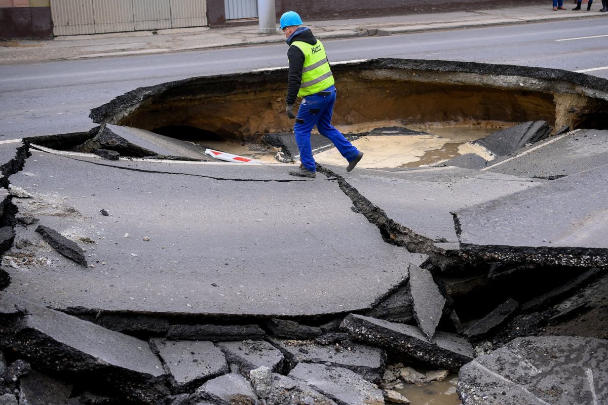 Beszakadt úttest Rakovszky utca Debrecen