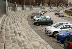 Szeged, Huszár Mátyás rakpart, autók, parkolás