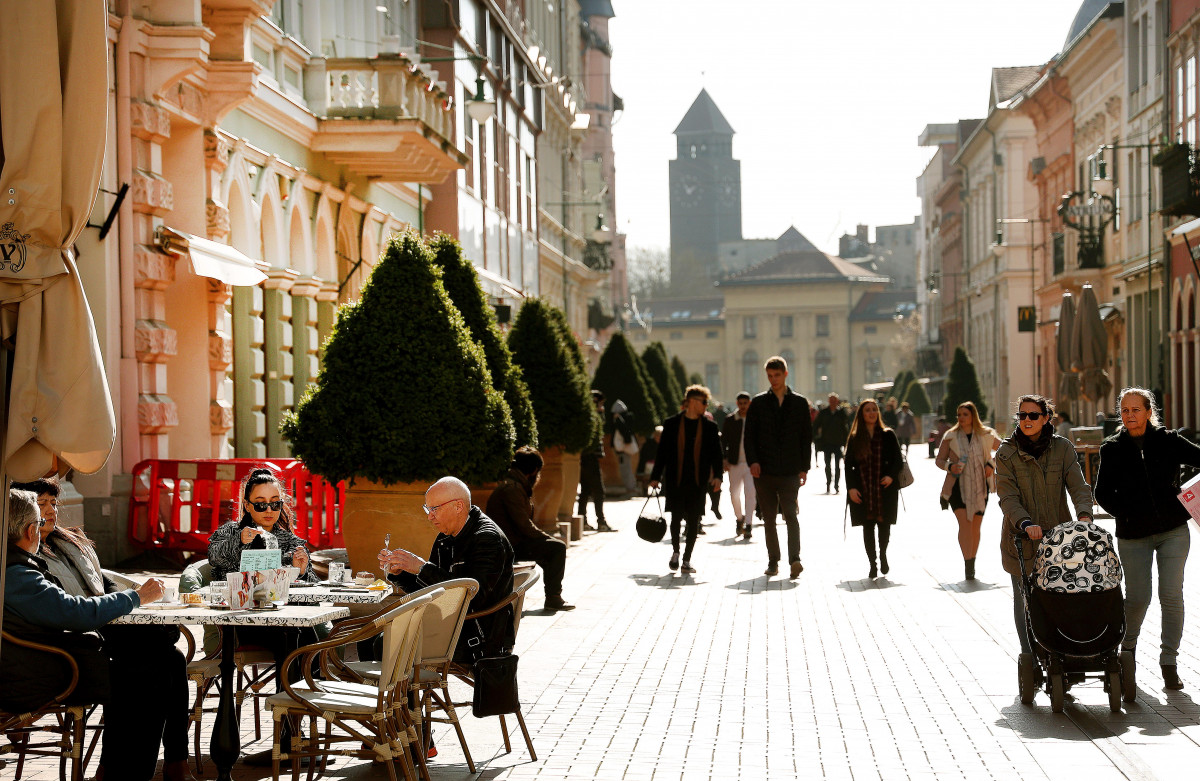 Szeged, időjárás, séta, március, tél, napsütés, tavasz, Kárász utca, terasz