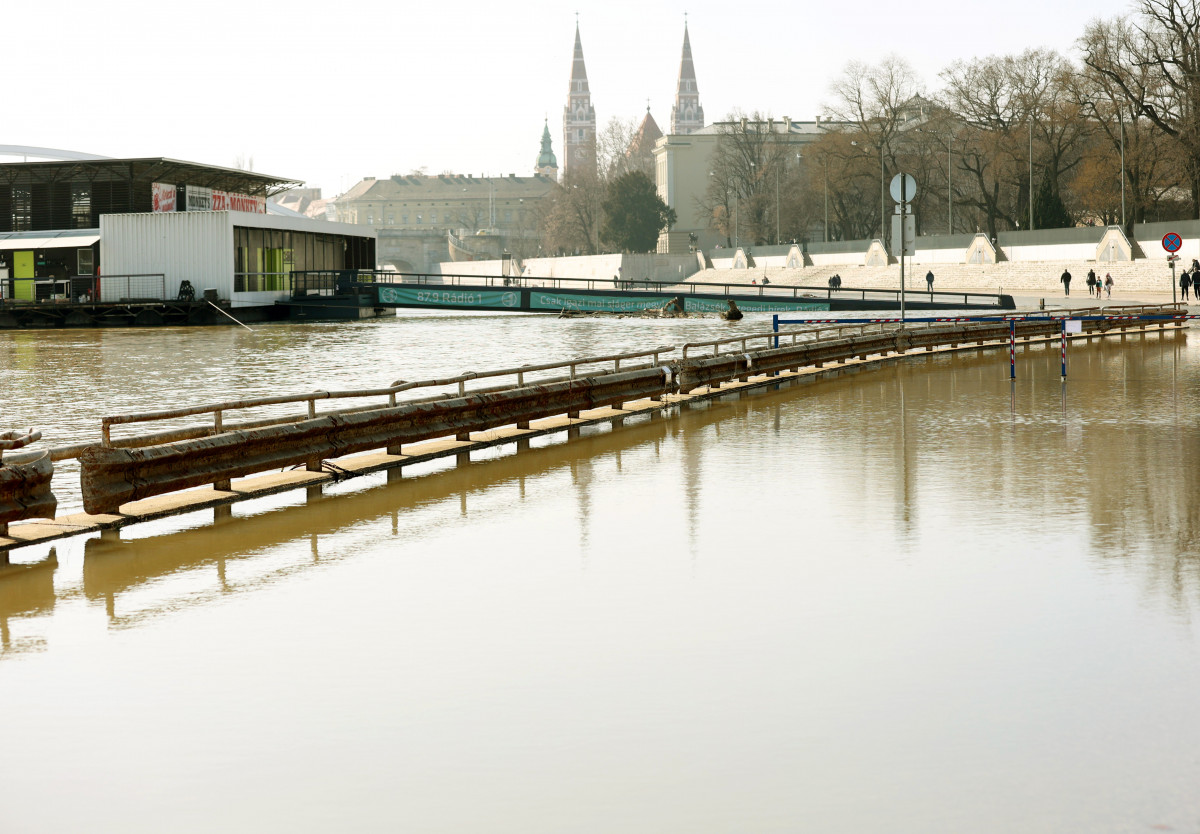 Szeged, Tisza, árad, kiönt, víz, folyó, rakpart