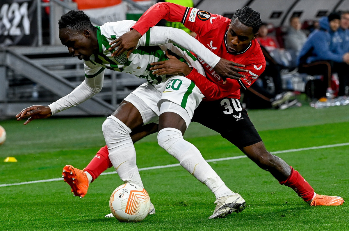 A ferencvárosi Adama Traoré (b) és Jeremie Frimpong, a német csapat játékosa a labdarúgó Európa-liga nyolcaddöntőjében játszott Ferencváros - Bayer Leverkusen visszavágó mérkőzésen a Puskás Arénában 2023. március 16-án. MTI/Koszticsák Szilárd