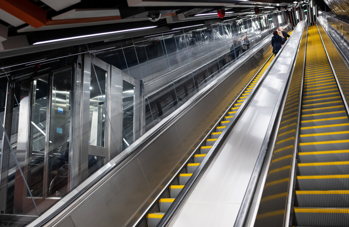 Metrószerelvény érkezik az M3-as metróvonal felújított Arany János utcai állomására az átadóünnepsége napján, 2023. március 20-án. Átadták a budapesti 3-as metró megújult Arany János utcai és Nyugati pályaudvari állomását; a felújítás költségeinek hozzávetőleg kétharmada uniós, egyharmada pedig hazai forrás. MTI/Mónus Márton