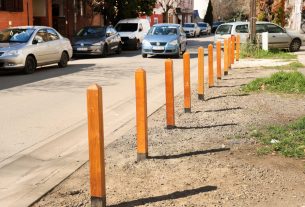 Szeged, parkolás, parkolást nehezítő faoszlopok, Nádas utca