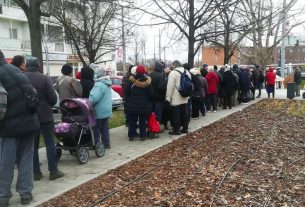 Ételt osztanak a rászorulóknak a Petőfi téren Debrecenben