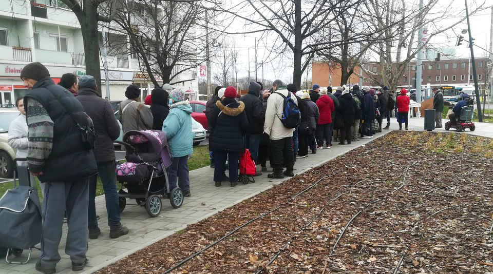 Ételt osztanak a rászorulóknak a Petőfi téren Debrecenben