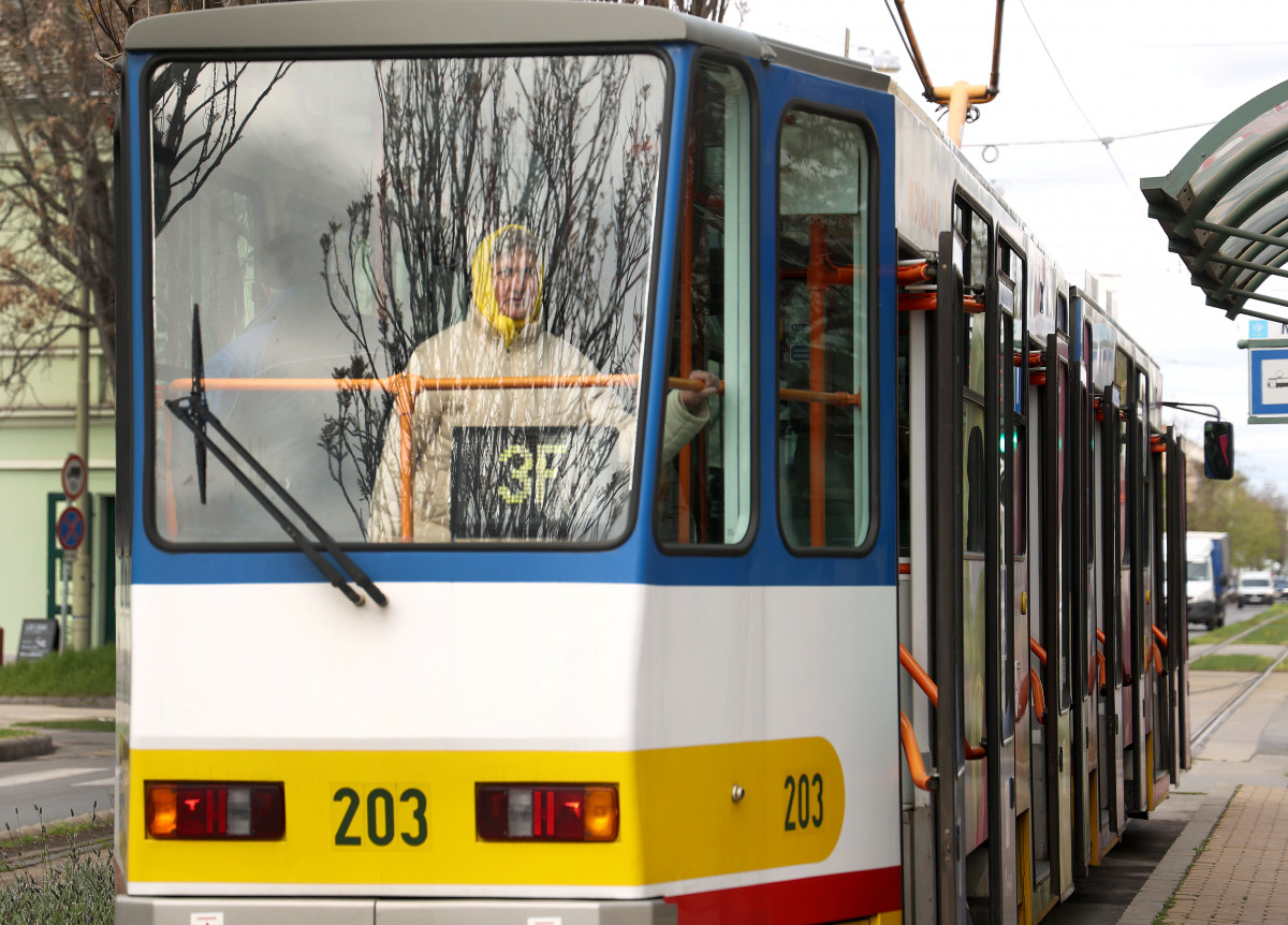 Szeged, Dugonics tér, villamos, tömegközlekedés