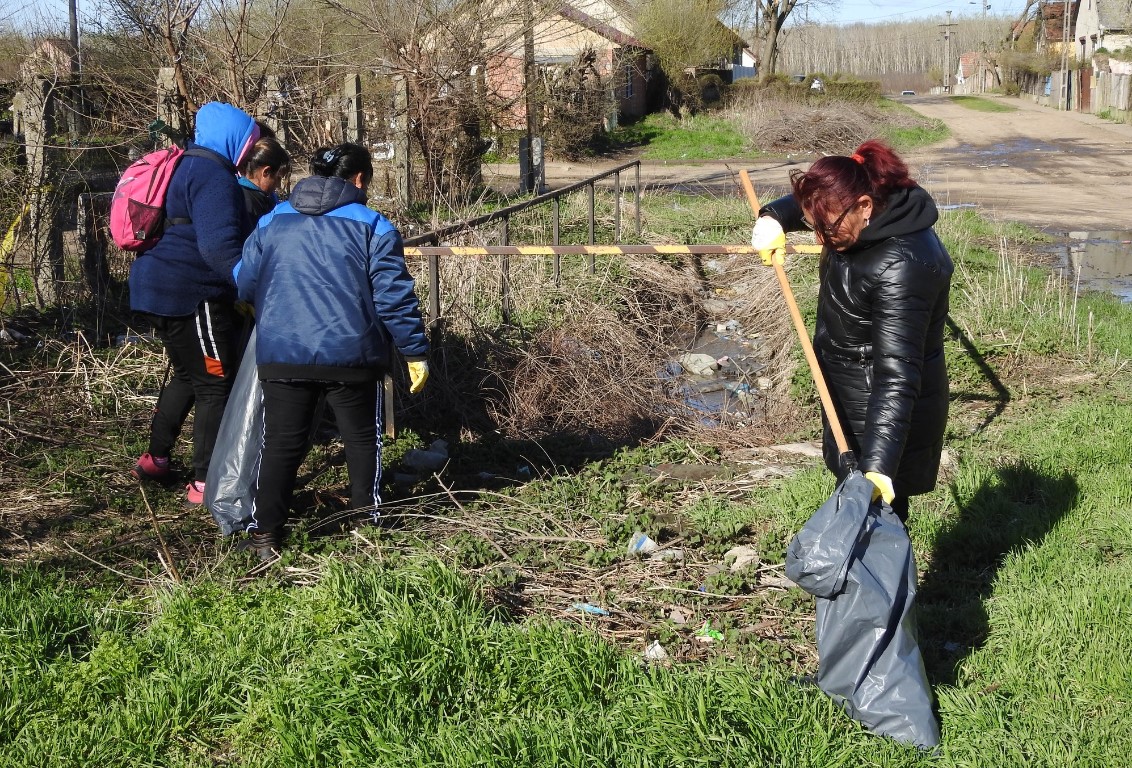 21 utcát tisztítottak meg a szeméttől Hajdúhadházon