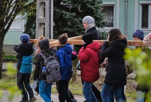 Keresztet cipelő gyerekek Makón