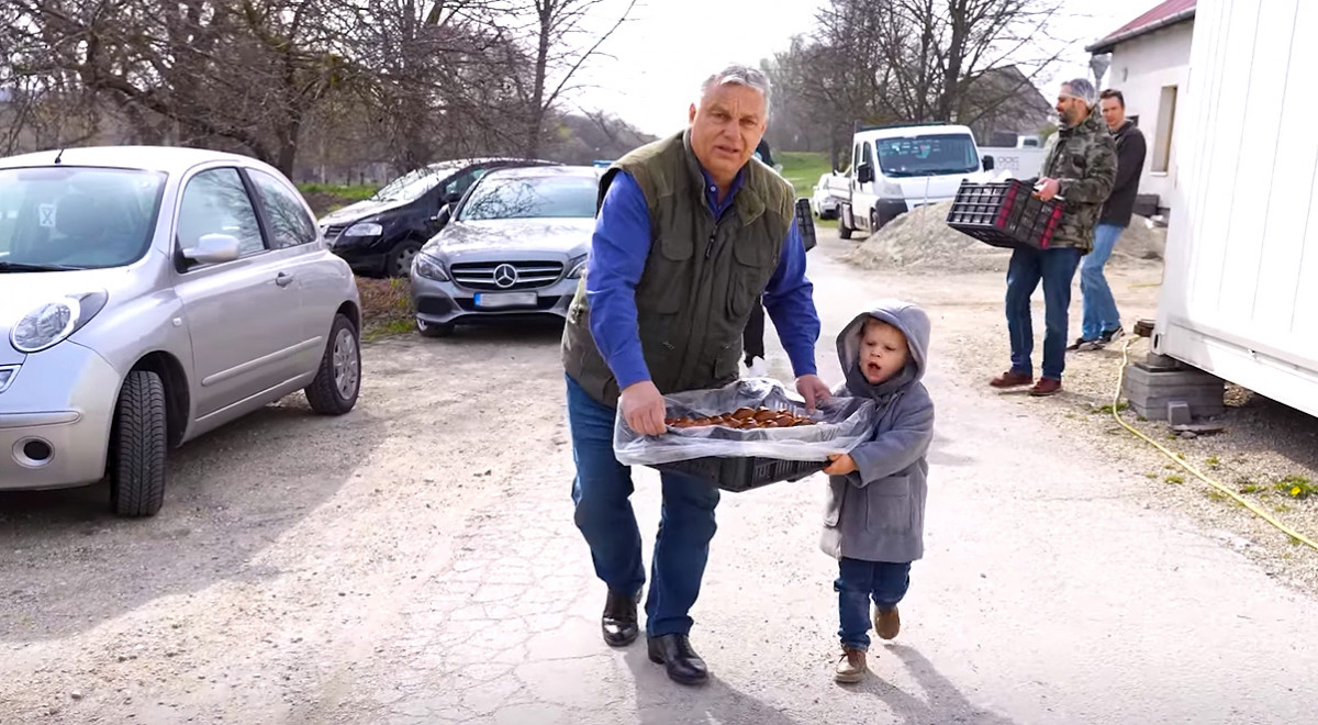 Húsvéti kalácsot cipel Orbán Viktor unokájával nagypénteken