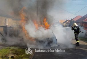 Kigyulladt egy autó a Petőfi utcában Ebesen