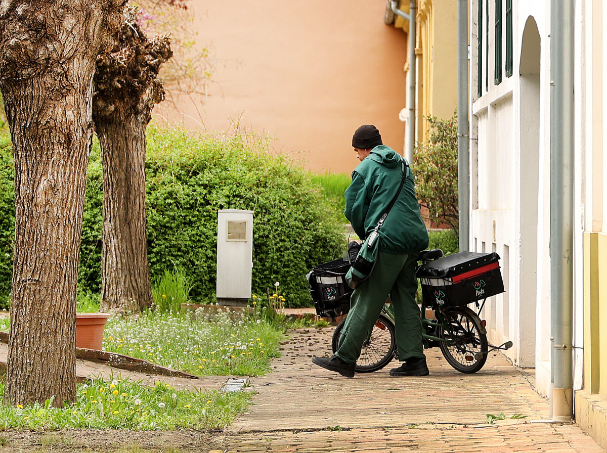 Szeged, postás, kerékpár, kézbesít, Posta