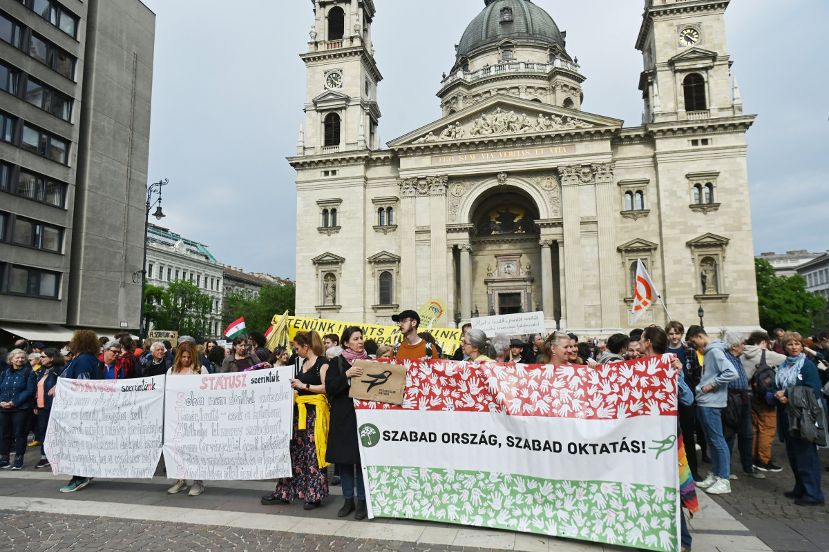 A pedagógusok státusztörvénye ellen tüntettek diákok Budapesten