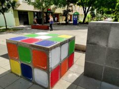 Szeged, Retek utca, Kétfarkú Kutya Párt, Rubik kocka, átfest