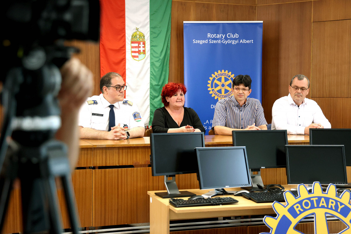 Szeged, Szent-Györgyi Albert Rotary Club, adomány, rendőrség, számítógép