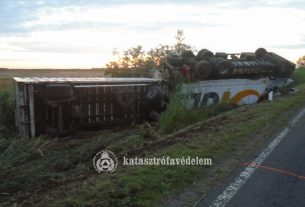 Árokba borult teherautó Nagyhegyesnél