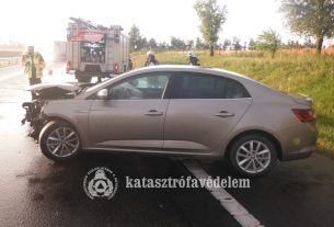 Szalagkorlátnak ütközött egy autó az M35-ösön