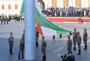 Augusztus 20. - Felvonták a nemzeti lobogót az Országház előtt