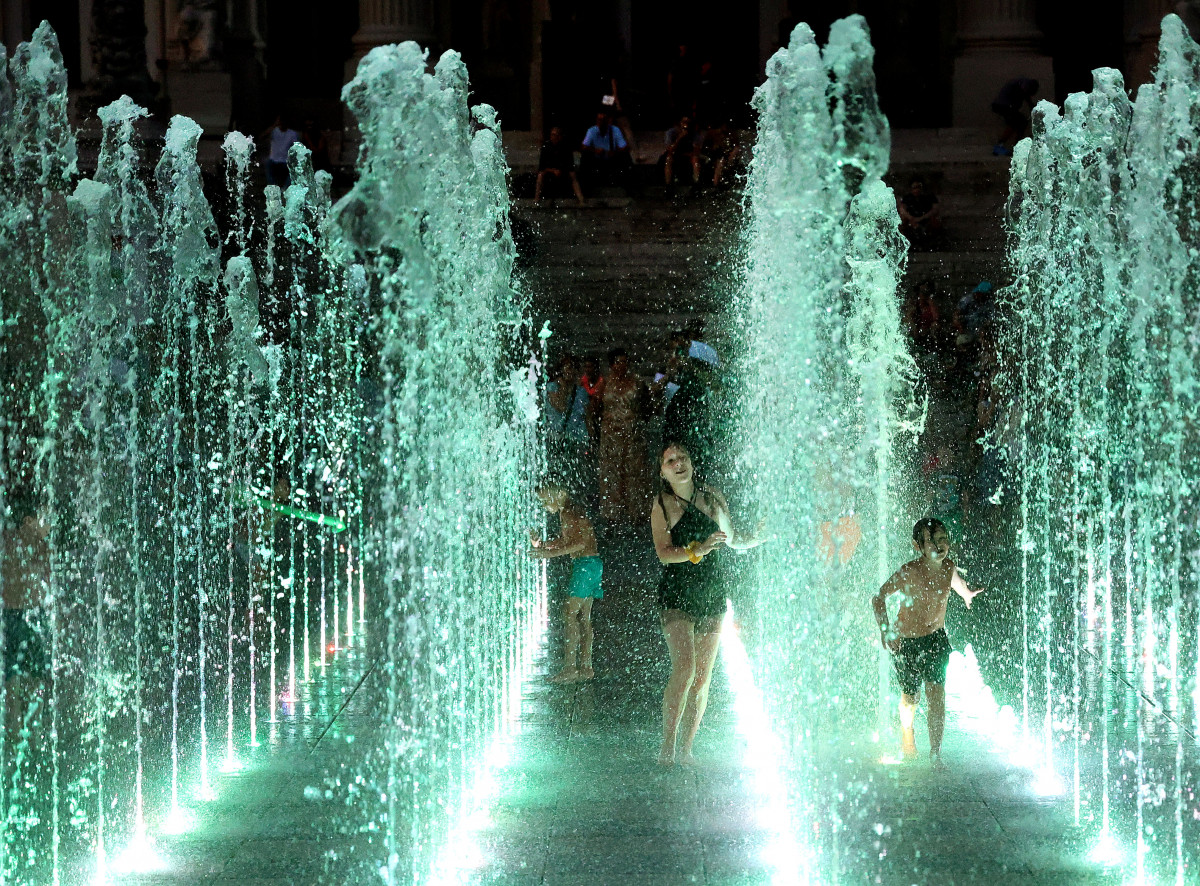 Szeged, Móra park, szökőkút, fürdőző gyerekek, nyár, turizmus