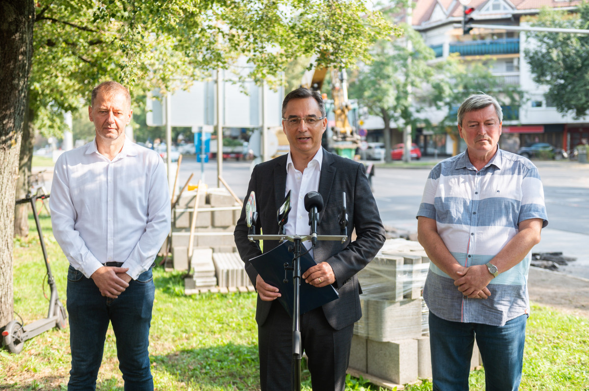 Debreceni útfelújítások Papp László és Pósán László