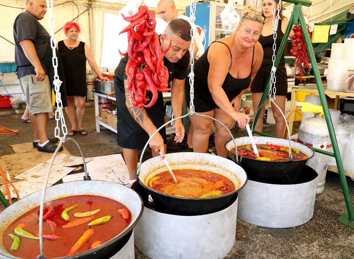 Szeged, Nemzetközi Tiszai Halfesztivál, Halfesztivál, hal, rakpart, Partfürdő, paprika, ejtőernyős, gasztronómia, turizmus