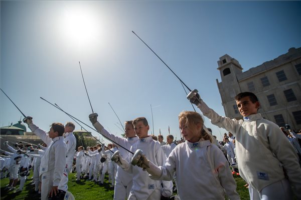 Flashmob a Várban a vívás világnapján