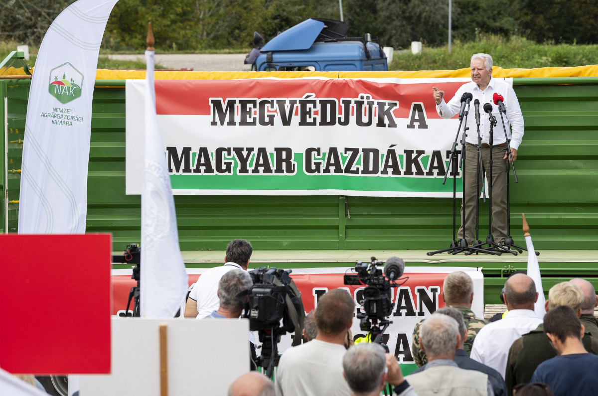 Gazdák demonstráltak az ukrán gabona behozatali tilalmát eltörlő brüsszeli döntés ellen Záhonynál