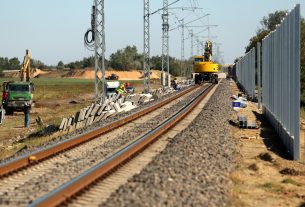 Szeged, személyszállítás, Szeged-Szabadka, vasútvonalon, vonat, közlekedés, vasút, MÁV, sín, Szentmihálytelek, megálló, zajvédő fal, építkezés