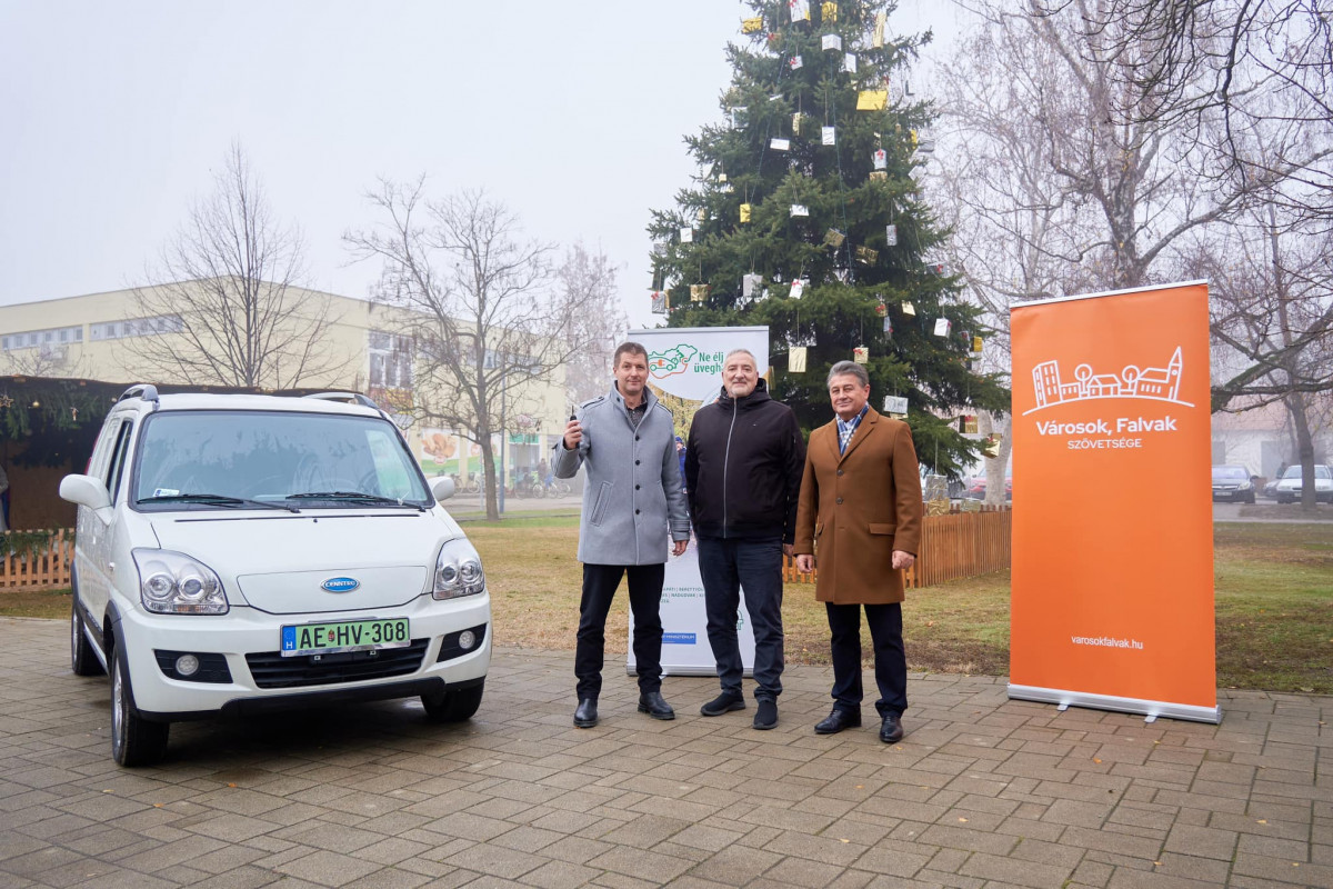 Ünnepel Hajdúhadház: elektromos autót kapott a város